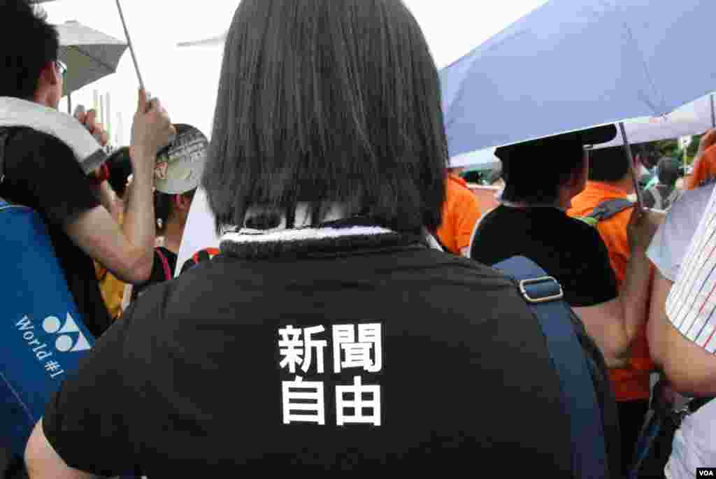 有記者穿上印有「新聞自由」的T恤上街，工作兼表達捍衛香港新聞自由的訴求