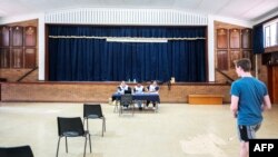 Mafisa wa tume ya uchaguzi ya Afrika Kusini wakisubiri watu wajiandikishe kupiga kura mjini Johannesburg. November 18, 2023.