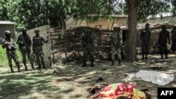 Les forces de sécurité camerounaises déployées après un double attentat suicide dans le village de Kolofata, Extrême-Nord, Cameroun, 13 septembre 2015.