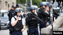 Des gendarmes et des policiers français déployés après une attaque près de la cathédrale Notre-Dame de Paris, France, 6 juin 2017. 
