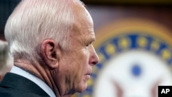 Le sénateur John McCain lors d'une conférence de presse au Capitole, Washington, 27 juillet 2017.