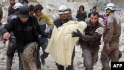 Une victime évacuée par des Casques blancs syriens, Idleb, le 15 mars 2017