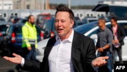Elon Musk, PDG de Tesla, visiter le site de construction de l'usine de Tesla à Gruenheide, près de Berlin, en Allemagne, le 3 septembre 2020.