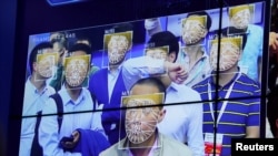 在深圳一個公安科技產品展覽會上體驗人臉識別技術。