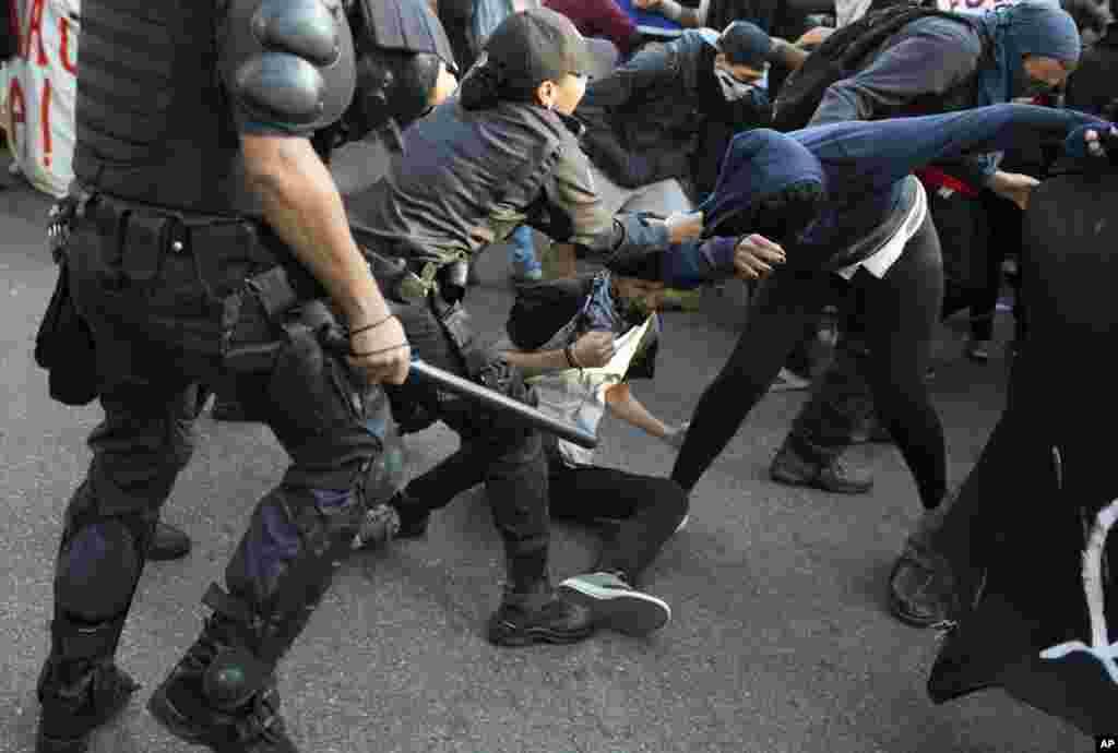 Policiers et manifestants s&#39;affrontent à Rio, 2&nbsp;août 2016
