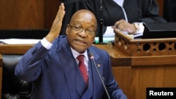Prezida Jacob Zuma, ari imbere y'inama nshingamateka mu gisagara ca Cape Tow, mu gihugu ca Afrika y'Epfo, kw'igenekerezo rya 2 ry'ukwezi kwa cumi na rimwe mu mwaka w'2017