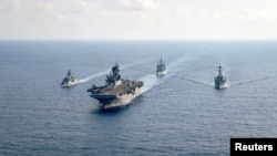 澳大利亞大型護衛艦HMAS Parramatta（左）和美國海軍在南中國海海域舉行演習。（2020年4月18日）