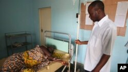 Seorang dokter sedang memeriksa seorang pasien penderita kolera di sebuah klinik kesehatan desa di Ganjuwa di negara bagian Bauchi, Nigeria. (Foto: AP)