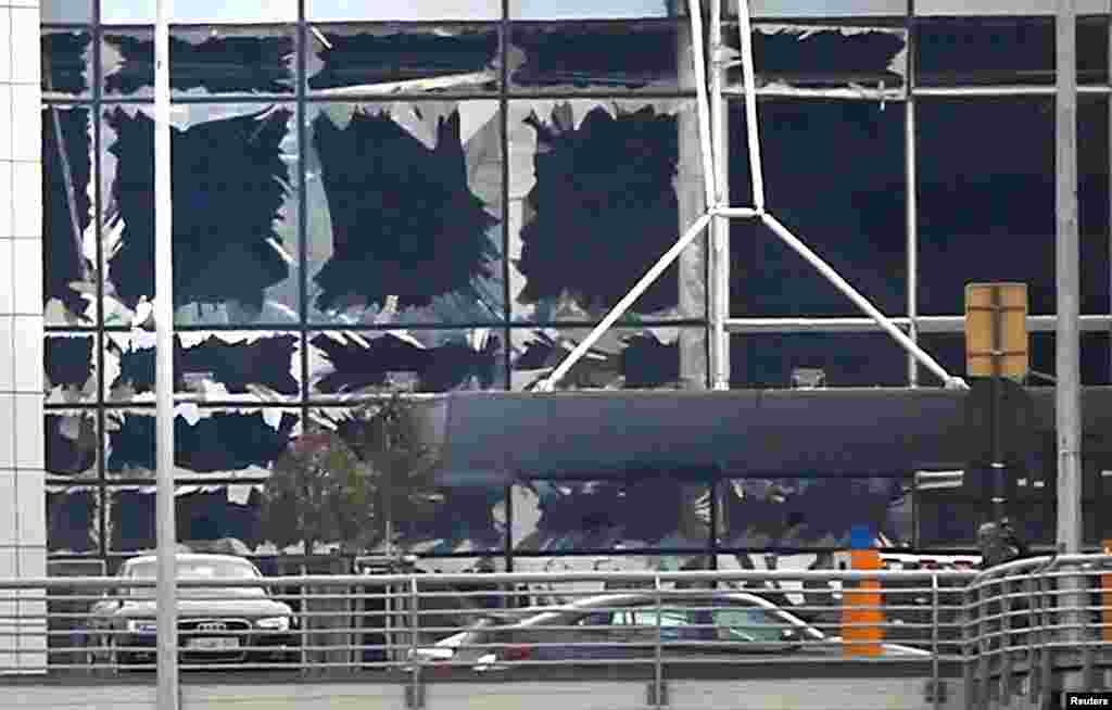 布魯塞爾國際機場爆炸現場被炸碎的窗戶。 （2016年3月22日）