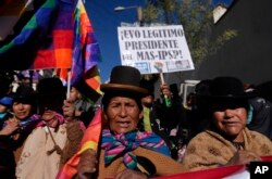 Partidarios del expresidente boliviano Evo Morales se manifestaron frente al Tribunal Supremo Electoral, que convocó a una reunión de líderes de partidos políticos para discutir las primarias en La Paz, Bolivia, el miércoles 10 de julio de 2024. (Foto AP/Juan Karita)
