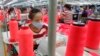 Công nhân tại một xưởng may mặc Singapore Singlun Star tại ngoại ô Hà Nội, ngày 19/08/2014.