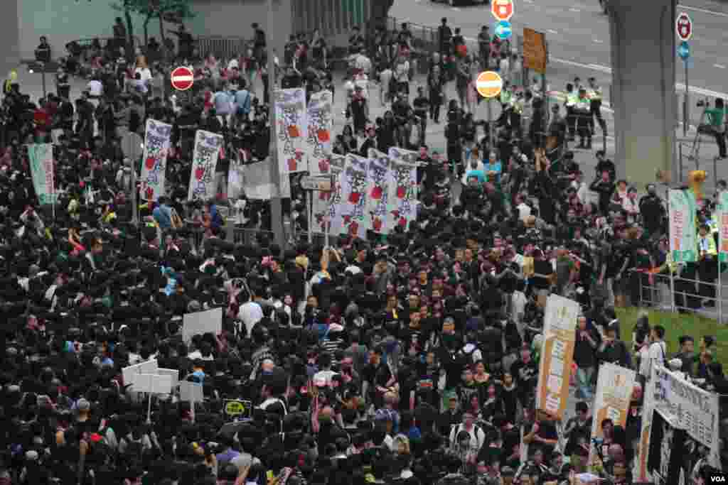 数万香港市民游行到政府总部集会抗议政府电视发牌黑箱作业（美国之音图片/海彦拍摄）