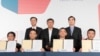 上海市常務副市長周波（後排左一）、台北市長柯文哲（中）、台北市副市長鄭家基（後排右一）12月20日在台北上海城市論壇上見證合作備忘錄簽署（圖片來源: 台北市政府）