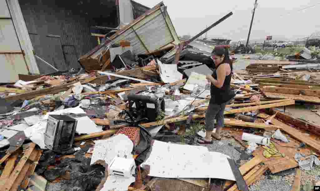 Jennifer Bryant contemple les débris de sa maison familiale après l&rsquo;ouragan Harvey a Katy, Texas, 26 août 2017.