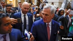 Ketua DPR AS Kevin McCarthy berbicara kepada media di Gedung Capitol AS di Washington, DC di tengah pembahasan kenaikan plafon utang di DPR AS 30 Mei 2023.