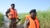 Des soldats camerounais patrouillent le lac Tchad le 1er mars 2013 près de Darak près de la frontière nigériane. (Photo AFP/ PATRICK FORT)