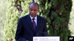 Le président guinéen Alpha Condé délivre un message lors d'une visite officielle en France, à Saint-Raphaël, le 15 août 2019. 