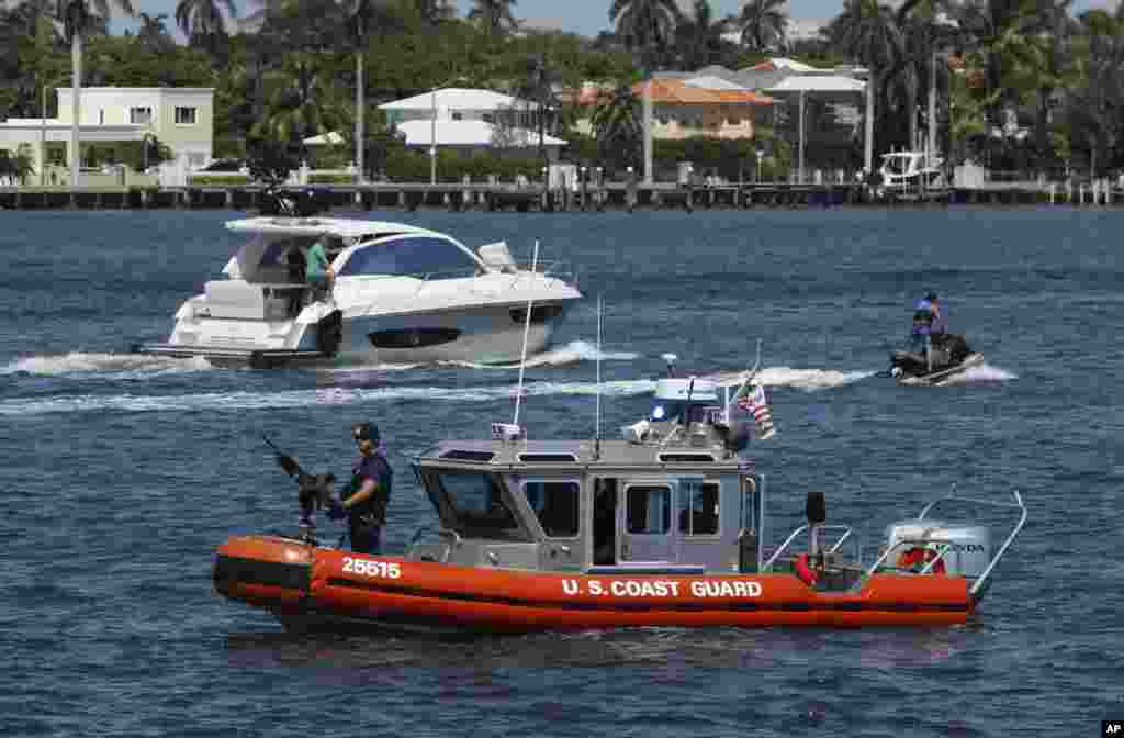 川普總統和家人在海湖莊園居住時，美國海岸警衛隊在莊園旁邊的湖上巡邏(2017年3月19日)