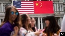 中美兩國國旗9月24日在白宮舊行政大樓並列。