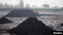 中国河南平顶山一个煤矿堆积的低等级煤炭。（2021年11月5日）