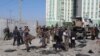 Petugas keamanan Afghanistan menyelidiki lokasi serangan bom di Kabul, Afghanistan, 15 Desember 2020. Serangan bom dan penembakan pada hari Selasa di ibukota Afghanistan, Kabul menewaskan beberapa orang, termasuk wakil gubernur Kabul. (Foto: AP)
