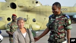 Beatrice Stockly, libérée suite à son premier enlèvement au Mali, le 24 avril 2012. (AP Photo/Brahima Ouedraogo, File)