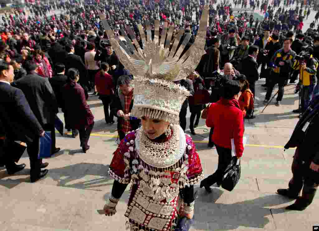 一名女性少數民族人大代表2013年3月5日參加了第十二屆人大開幕式之後，走出人民大會堂。