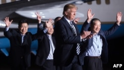 美國總統川普5月10日凌晨兩點在華盛頓郊外的安德魯斯空軍基地迎接由蓬佩奧國務卿帶回來的三名被北韓扣押的美國公民。