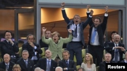 Angela Merkel et Wolfgang Niersbach, président de la DFB, lors du match Allemagne-Grèce de l'Euro-2012 (22 juin).