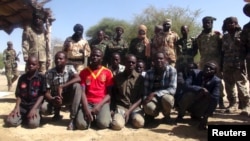 Des membres du groupe Boko Haram entouré par les soldats de l'armée tchadienne à Ngouboua, Tchad, le 22 avril 2015. 