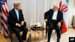 Le secrétaire d'Etat américain John Kerry (à g.) et son homologue iranien, Mohammad Javad Zarif, à Genève (AP)