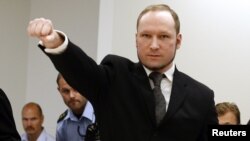 Anders Behring Breivik comme à la salle d'audience à Oslo Courthouse le 24 Août 2012. ( REUTERS/Heiko Junge/NTB Scanpix/Pool )
