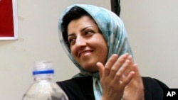Aktivis hak asasi manusia Iran Narges Mohammadi saat tampil dalam sebuah pertemuan mengenai hak perempuan yang digelar di Teheran, Iran, pada 3 Juli 2008. (Foto: AP/Vahid Salemi)