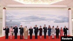 中國國家主席習近平和夫人彭麗媛與出席杭州亞運會的外國領導人合影。