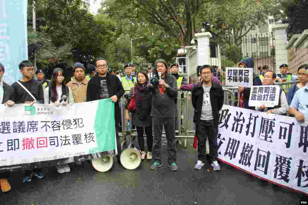 泛民政黨遊行至禮賓府抗議司法覆核民選議員(海彥拍攝)