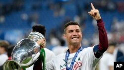 Ronaldo et le trophée de l' Euro 2016 de la finale Portugal France, le 10 juillet 2016. 