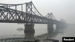 中國邊境城市丹東和邊境北韓的一條橋。