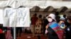 Una mujer con un niño acude a votar en las elecciones regionales de Bolivia el 7 de marzo de 2021.