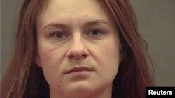 
Maria Butina comparaît devant le shérif d'Alexandria à Alexandria, en Virginie, le 18 août 2018.
