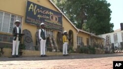 A titre d'illustraion - Reine Osso dirige le "African Queen" Arts and Crafts magasin à Johannesburg, Afrique du Sud