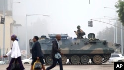 Un soldat armée dans les rues de la capitale, Harare, Zimbabwe, le 15 novembre 2017. 