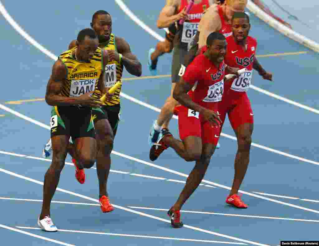 Ici, en tête de course, Bolt, un spécialiste du sprint, est sextuple champion olympique. Lewis a remporté dix médailles olympiques, dont neuf en or, ainsi que dix médailles aux championnats du monde d'athlétisme, dont huit en or.