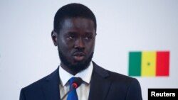 Cette dissolution vise à donner à Bassirou Diomaye Faye une majorité stable pour gouverner alors que la précédente législature, élue en 2022 et où continue à dominer le camp de l'ancien président Macky Sall, lui était hostile.