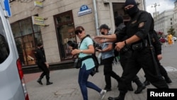 7月28日白俄羅斯軍警在明斯克拘捕記者。（資料照路透社提供）