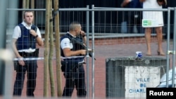 La police belge gardent une station de métro avant que l'assailant ne soit tué, à Charleroi, Belgique, le 6 août 2016.