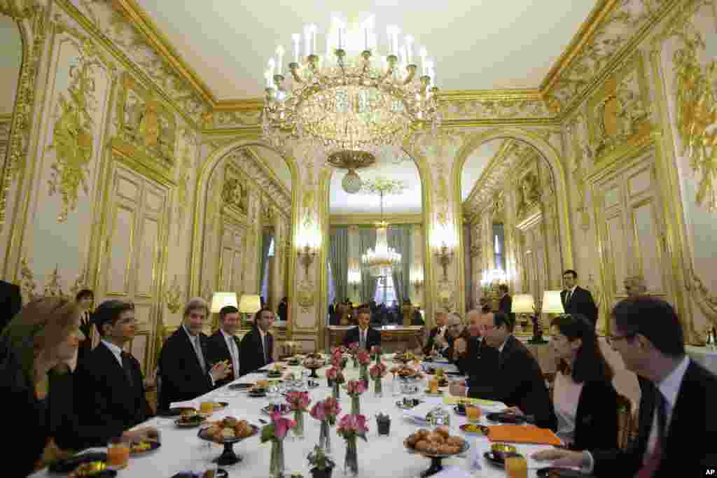 U.S. Secretary of State John Kerry meets with French President Francois Hollande at the Elysee Palace in Paris, Feb. 27, 2013. 
