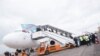 Des passagers embarquent dans un avion à l’aéroport international de N’Djili à Kinshasa, RDC, 9 octobre 2015.