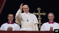 Papa Francis akitoa hutuba yake ya mwaka Urbi et Orbi (Kwa Mji kwa Dunia) siku ya Kristmas kutoka baraza la Kanisa la St. Peter's Basilica mjini Vatican, Dec. 25, 2016. 