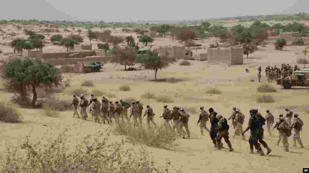 Les troupes tchadiennes participent, avec les forces spéciales nigérianes, à un exercice de libération d&#39;otages à Mao, Tchad, samedi 7 nars 2015