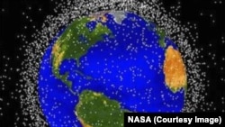 La vitesse d’impact d’un petit débris heurtant un autre objet est 14 fois supérieure à celle d'une balle. Une sphère en aluminium de 5 mm à 7 km/s pourrait pénétrer un mur en aluminium de 2,54 cm d'épaisseur.